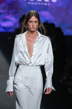 IFERMA 'da Mercedes-Benz Moda Haftası sırasında Claro Couture tarafından tasarlanmış bir tasarım giyen bir model podyumda yürüyor, 12 Eylül 2024 İspanya