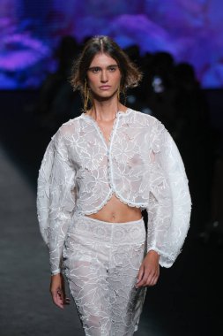 IFERMA 'da Mercedes-Benz Moda Haftası sırasında Claro Couture tarafından tasarlanmış bir tasarım giyen bir model podyumda yürüyor, 12 Eylül 2024 İspanya