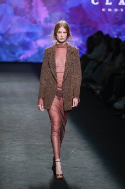 IFERMA 'da Mercedes-Benz Moda Haftası sırasında Claro Couture tarafından tasarlanmış bir tasarım giyen bir model podyumda yürüyor, 12 Eylül 2024 İspanya