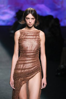 IFERMA 'da Mercedes-Benz Moda Haftası sırasında Claro Couture tarafından tasarlanmış bir tasarım giyen bir model podyumda yürüyor, 12 Eylül 2024 İspanya