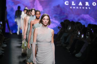IFERMA 'da Mercedes-Benz Moda Haftası sırasında Claro Couture tarafından tasarlanmış bir tasarım giyen bir model podyumda yürüyor, 12 Eylül 2024 İspanya