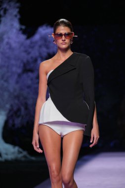 13 Eylül 2024 'te İspanya' nın IFERMA şehrinde Mercedes-Benz Moda Haftası sırasında Isabel Sanchis 'in tasarımını giyen bir model podyumda yürüyor.