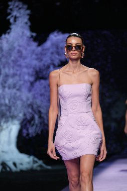 13 Eylül 2024 'te İspanya' nın IFERMA şehrinde Mercedes-Benz Moda Haftası sırasında Isabel Sanchis 'in tasarımını giyen bir model podyumda yürüyor.