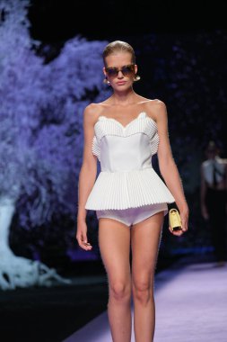 13 Eylül 2024 'te İspanya' nın IFERMA şehrinde Mercedes-Benz Moda Haftası sırasında Isabel Sanchis 'in tasarımını giyen bir model podyumda yürüyor.