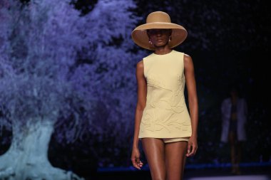 13 Eylül 2024 'te İspanya' nın IFERMA şehrinde Mercedes-Benz Moda Haftası sırasında Isabel Sanchis 'in tasarımını giyen bir model podyumda yürüyor.