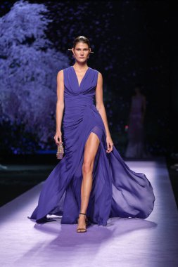 13 Eylül 2024 'te İspanya' nın IFERMA şehrinde Mercedes-Benz Moda Haftası sırasında Isabel Sanchis 'in tasarımını giyen bir model podyumda yürüyor.