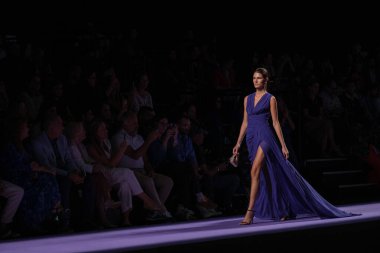 13 Eylül 2024 'te İspanya' nın IFERMA şehrinde Mercedes-Benz Moda Haftası sırasında Isabel Sanchis 'in tasarımını giyen bir model podyumda yürüyor.