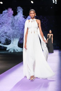 13 Eylül 2024 'te İspanya' nın IFERMA şehrinde Mercedes-Benz Moda Haftası sırasında Isabel Sanchis 'in tasarımını giyen bir model podyumda yürüyor.