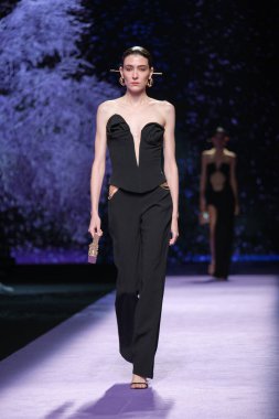 13 Eylül 2024 'te İspanya' nın IFERMA şehrinde Mercedes-Benz Moda Haftası sırasında Isabel Sanchis 'in tasarımını giyen bir model podyumda yürüyor.