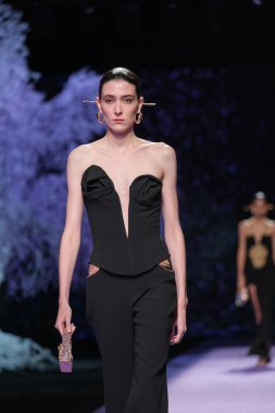 13 Eylül 2024 'te İspanya' nın IFERMA şehrinde Mercedes-Benz Moda Haftası sırasında Isabel Sanchis 'in tasarımını giyen bir model podyumda yürüyor.