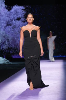 13 Eylül 2024 'te İspanya' nın IFERMA şehrinde Mercedes-Benz Moda Haftası sırasında Isabel Sanchis 'in tasarımını giyen bir model podyumda yürüyor.