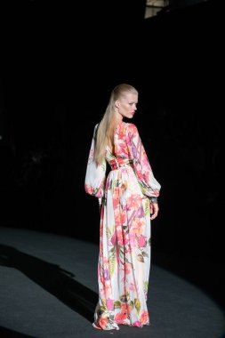 IFERMA 'da Mercedes-Benz Moda Haftası sırasında Hannibal Laguna' nın tasarladığı bir tasarım giyen bir model podyumda yürüyor, 12 Eylül 2024 İspanya