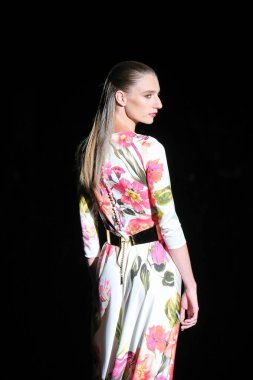 IFERMA 'da Mercedes-Benz Moda Haftası sırasında Hannibal Laguna' nın tasarladığı bir tasarım giyen bir model podyumda yürüyor, 12 Eylül 2024 İspanya