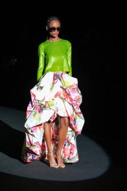 IFERMA 'da Mercedes-Benz Moda Haftası sırasında Hannibal Laguna' nın tasarladığı bir tasarım giyen bir model podyumda yürüyor, 12 Eylül 2024 İspanya