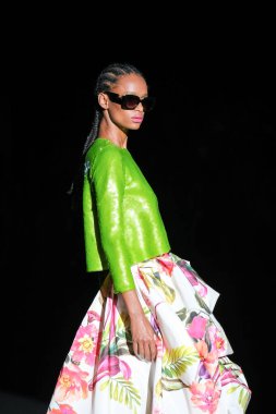 IFERMA 'da Mercedes-Benz Moda Haftası sırasında Hannibal Laguna' nın tasarladığı bir tasarım giyen bir model podyumda yürüyor, 12 Eylül 2024 İspanya