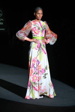 IFERMA 'da Mercedes-Benz Moda Haftası sırasında Hannibal Laguna' nın tasarladığı bir tasarım giyen bir model podyumda yürüyor, 12 Eylül 2024 İspanya