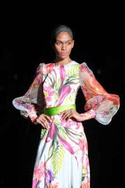 IFERMA 'da Mercedes-Benz Moda Haftası sırasında Hannibal Laguna' nın tasarladığı bir tasarım giyen bir model podyumda yürüyor, 12 Eylül 2024 İspanya