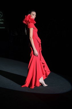 IFERMA 'da Mercedes-Benz Moda Haftası sırasında Hannibal Laguna' nın tasarladığı bir tasarım giyen bir model podyumda yürüyor, 12 Eylül 2024 İspanya