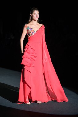 IFERMA 'da Mercedes-Benz Moda Haftası sırasında Hannibal Laguna' nın tasarladığı bir tasarım giyen bir model podyumda yürüyor, 12 Eylül 2024 İspanya