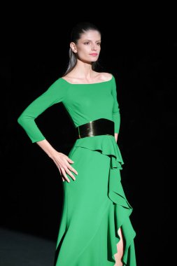 IFERMA 'da Mercedes-Benz Moda Haftası sırasında Hannibal Laguna' nın tasarladığı bir tasarım giyen bir model podyumda yürüyor, 12 Eylül 2024 İspanya