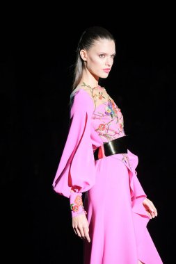 IFERMA 'da Mercedes-Benz Moda Haftası sırasında Hannibal Laguna' nın tasarladığı bir tasarım giyen bir model podyumda yürüyor, 12 Eylül 2024 İspanya