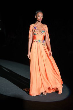 IFERMA 'da Mercedes-Benz Moda Haftası sırasında Hannibal Laguna' nın tasarladığı bir tasarım giyen bir model podyumda yürüyor, 12 Eylül 2024 İspanya