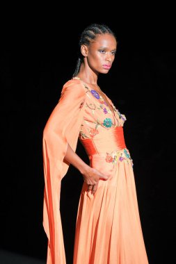 IFERMA 'da Mercedes-Benz Moda Haftası sırasında Hannibal Laguna' nın tasarladığı bir tasarım giyen bir model podyumda yürüyor, 12 Eylül 2024 İspanya