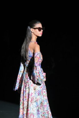 IFERMA 'da Mercedes-Benz Moda Haftası sırasında Hannibal Laguna' nın tasarladığı bir tasarım giyen bir model podyumda yürüyor, 12 Eylül 2024 İspanya