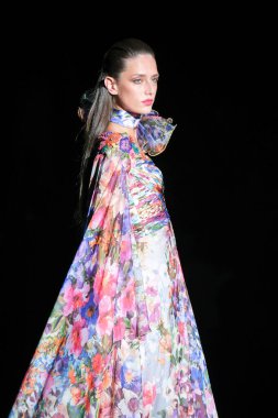 IFERMA 'da Mercedes-Benz Moda Haftası sırasında Hannibal Laguna' nın tasarladığı bir tasarım giyen bir model podyumda yürüyor, 12 Eylül 2024 İspanya