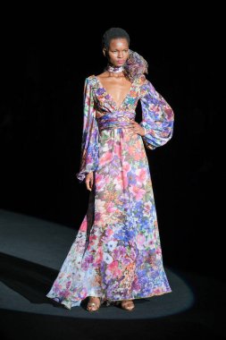 IFERMA 'da Mercedes-Benz Moda Haftası sırasında Hannibal Laguna' nın tasarladığı bir tasarım giyen bir model podyumda yürüyor, 12 Eylül 2024 İspanya