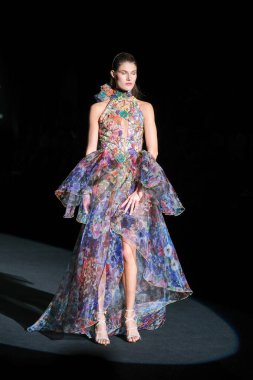 IFERMA 'da Mercedes-Benz Moda Haftası sırasında Hannibal Laguna' nın tasarladığı bir tasarım giyen bir model podyumda yürüyor, 12 Eylül 2024 İspanya