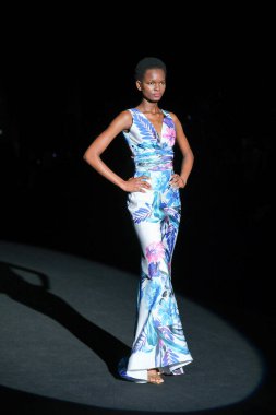 IFERMA 'da Mercedes-Benz Moda Haftası sırasında Hannibal Laguna' nın tasarladığı bir tasarım giyen bir model podyumda yürüyor, 12 Eylül 2024 İspanya