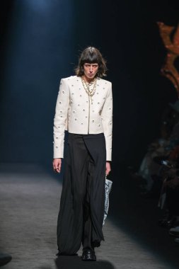13 Eylül 2024 'te İspanya' da IFERMA 'da Mercedes-Benz Moda Haftası Madrid sırasında Alvaro Calafat tarafından tasarlanmış bir tasarım giyen bir model podyumda yürüyor.
