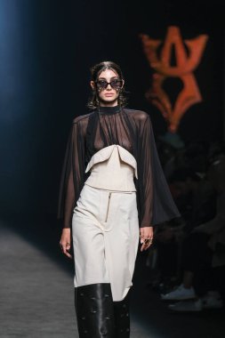 13 Eylül 2024 'te İspanya' da IFERMA 'da Mercedes-Benz Moda Haftası Madrid sırasında Alvaro Calafat tarafından tasarlanmış bir tasarım giyen bir model podyumda yürüyor.