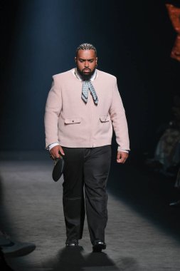 13 Eylül 2024 'te İspanya' da IFERMA 'da Mercedes-Benz Moda Haftası Madrid sırasında Alvaro Calafat tarafından tasarlanmış bir tasarım giyen bir model podyumda yürüyor.