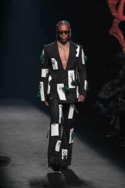 13 Eylül 2024 'te İspanya' da IFERMA 'da Mercedes-Benz Moda Haftası Madrid sırasında Alvaro Calafat tarafından tasarlanmış bir tasarım giyen bir model podyumda yürüyor.