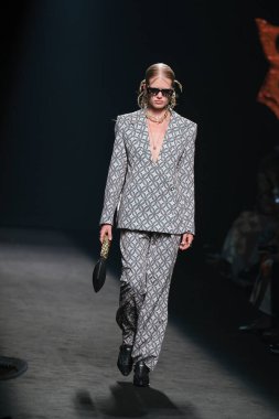 13 Eylül 2024 'te İspanya' da IFERMA 'da Mercedes-Benz Moda Haftası Madrid sırasında Alvaro Calafat tarafından tasarlanmış bir tasarım giyen bir model podyumda yürüyor.