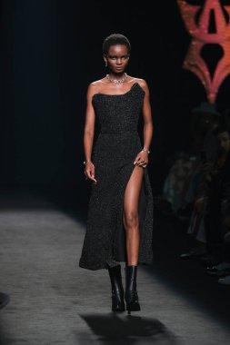 13 Eylül 2024 'te İspanya' da IFERMA 'da Mercedes-Benz Moda Haftası Madrid sırasında Alvaro Calafat tarafından tasarlanmış bir tasarım giyen bir model podyumda yürüyor.