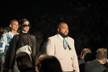 13 Eylül 2024 'te İspanya' da IFERMA 'da Mercedes-Benz Moda Haftası Madrid sırasında Alvaro Calafat tarafından tasarlanmış bir tasarım giyen bir model podyumda yürüyor.