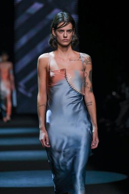 13 Eylül 2024 'te İspanya' nın IFERMA şehrinde Mercedes-Benz Moda Haftası sırasında Jc Pajares tarafından tasarlanmış bir tasarım giyen bir model podyumda yürüyor.