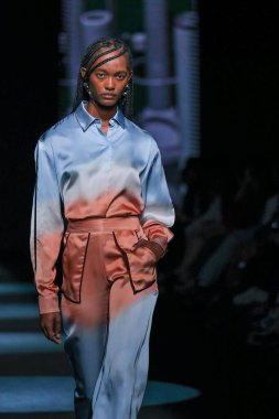 13 Eylül 2024 'te İspanya' nın IFERMA şehrinde Mercedes-Benz Moda Haftası sırasında Jc Pajares tarafından tasarlanmış bir tasarım giyen bir model podyumda yürüyor.