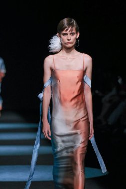 13 Eylül 2024 'te İspanya' nın IFERMA şehrinde Mercedes-Benz Moda Haftası sırasında Jc Pajares tarafından tasarlanmış bir tasarım giyen bir model podyumda yürüyor.