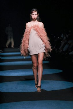 13 Eylül 2024 'te İspanya' nın IFERMA şehrinde Mercedes-Benz Moda Haftası sırasında Jc Pajares tarafından tasarlanmış bir tasarım giyen bir model podyumda yürüyor.