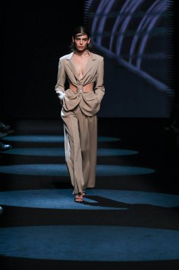 13 Eylül 2024 'te İspanya' nın IFERMA şehrinde Mercedes-Benz Moda Haftası sırasında Jc Pajares tarafından tasarlanmış bir tasarım giyen bir model podyumda yürüyor.