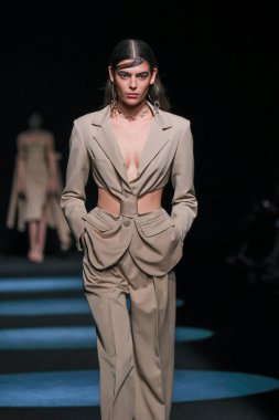 13 Eylül 2024 'te İspanya' nın IFERMA şehrinde Mercedes-Benz Moda Haftası sırasında Jc Pajares tarafından tasarlanmış bir tasarım giyen bir model podyumda yürüyor.