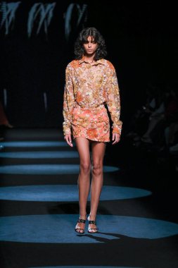 13 Eylül 2024 'te İspanya' nın IFERMA şehrinde Mercedes-Benz Moda Haftası sırasında Jc Pajares tarafından tasarlanmış bir tasarım giyen bir model podyumda yürüyor.