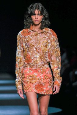 13 Eylül 2024 'te İspanya' nın IFERMA şehrinde Mercedes-Benz Moda Haftası sırasında Jc Pajares tarafından tasarlanmış bir tasarım giyen bir model podyumda yürüyor.