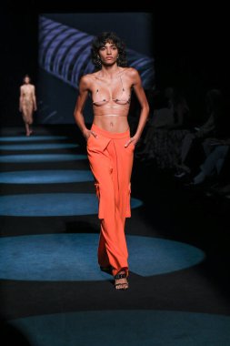 13 Eylül 2024 'te İspanya' nın IFERMA şehrinde Mercedes-Benz Moda Haftası sırasında Jc Pajares tarafından tasarlanmış bir tasarım giyen bir model podyumda yürüyor.