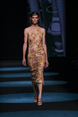 13 Eylül 2024 'te İspanya' nın IFERMA şehrinde Mercedes-Benz Moda Haftası sırasında Jc Pajares tarafından tasarlanmış bir tasarım giyen bir model podyumda yürüyor.