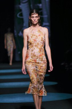 13 Eylül 2024 'te İspanya' nın IFERMA şehrinde Mercedes-Benz Moda Haftası sırasında Jc Pajares tarafından tasarlanmış bir tasarım giyen bir model podyumda yürüyor.